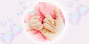 赤ちゃんの手とお母さんの手